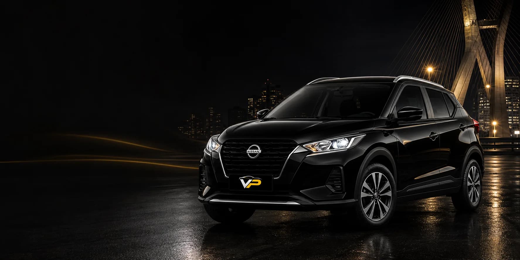 Nissan Kicks preto em cenário urbano com placa institucional VP Veículos